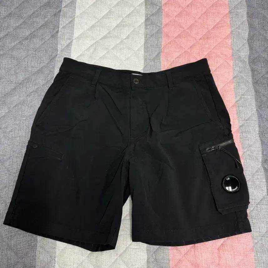 Quần short cargo đen bằng nylon của CP Company, size 32 33