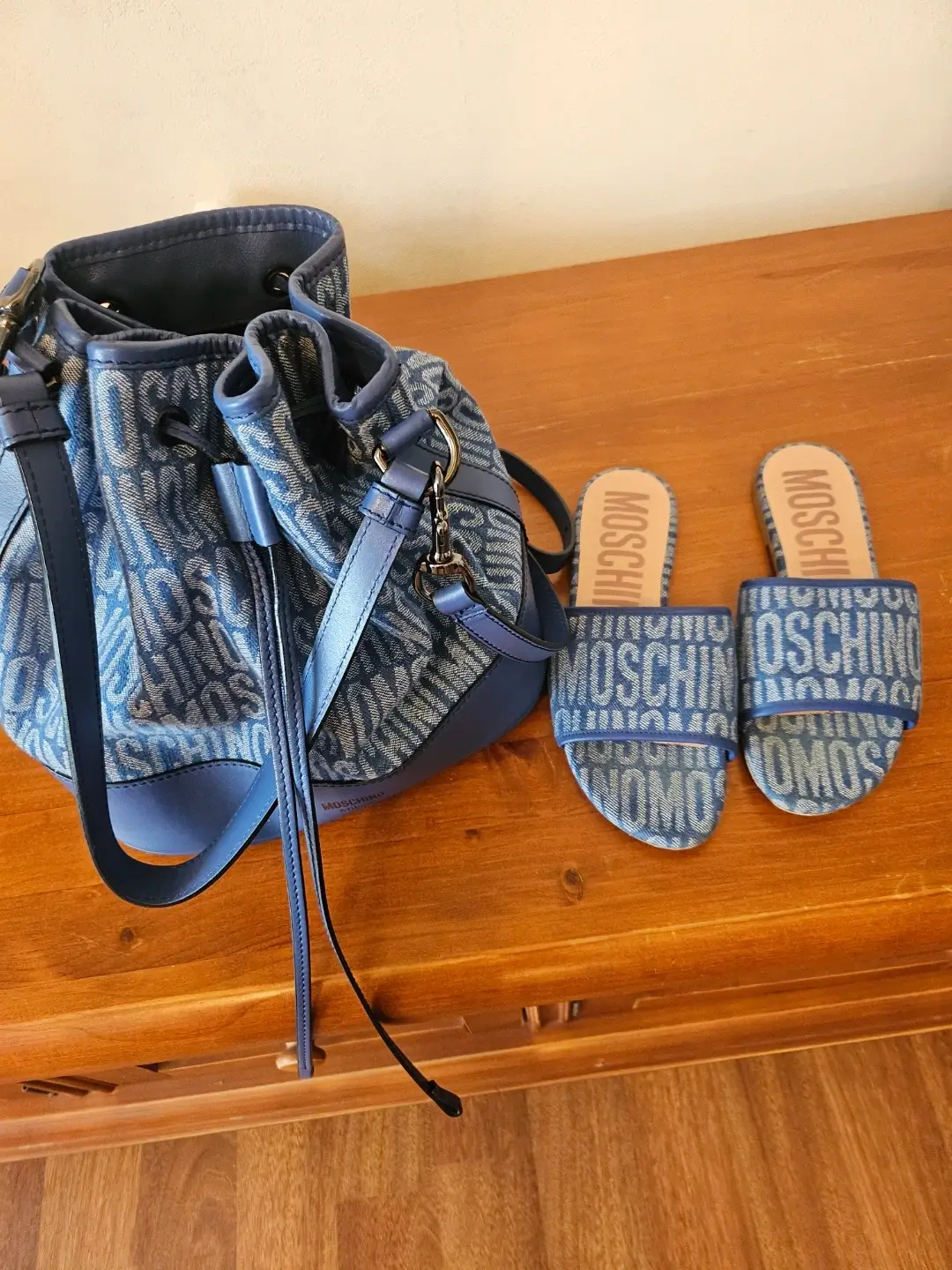Moschino logo denim bucket bag slipper set