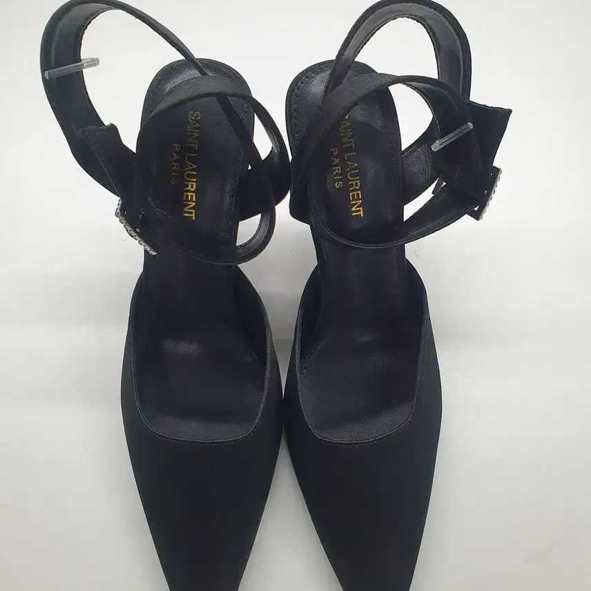 Sandália feminina Saint Laurent em veludo, modelo 255 A235