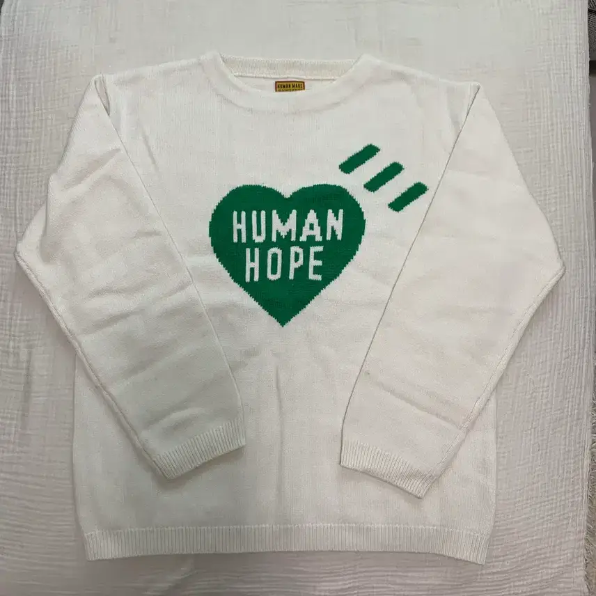 Áo len dệt kim hình trái tim Human Made x J-Hope cỡ XXL màu trắng.