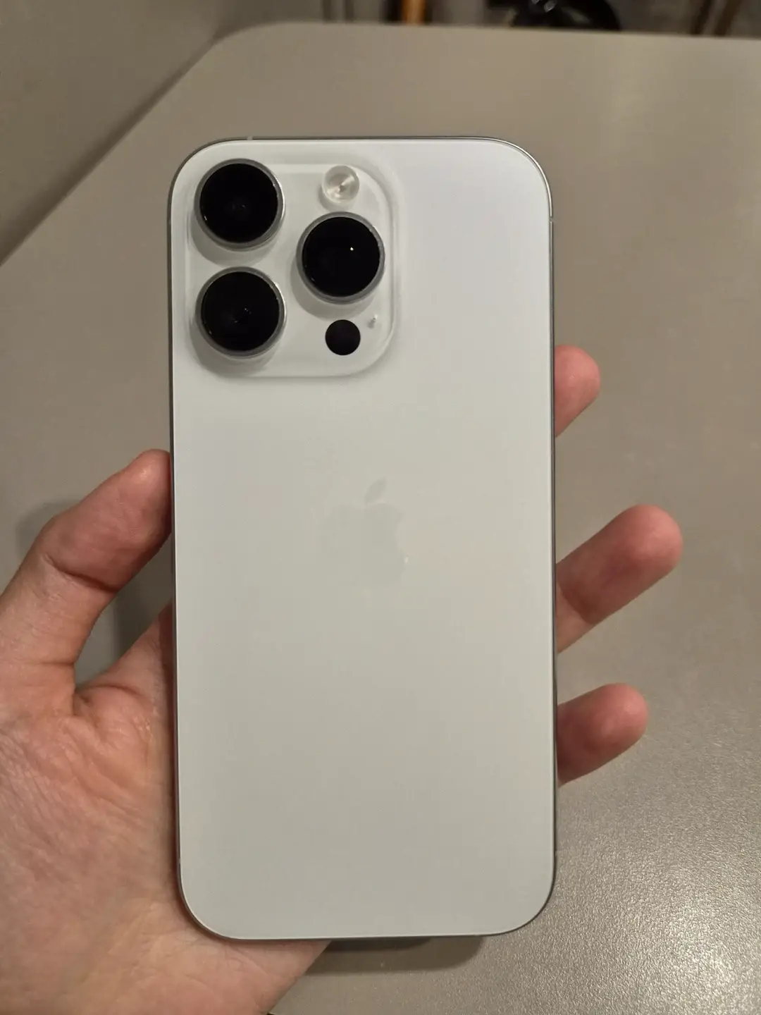 iPhone 16 Pro белый титановый 256 ГБ