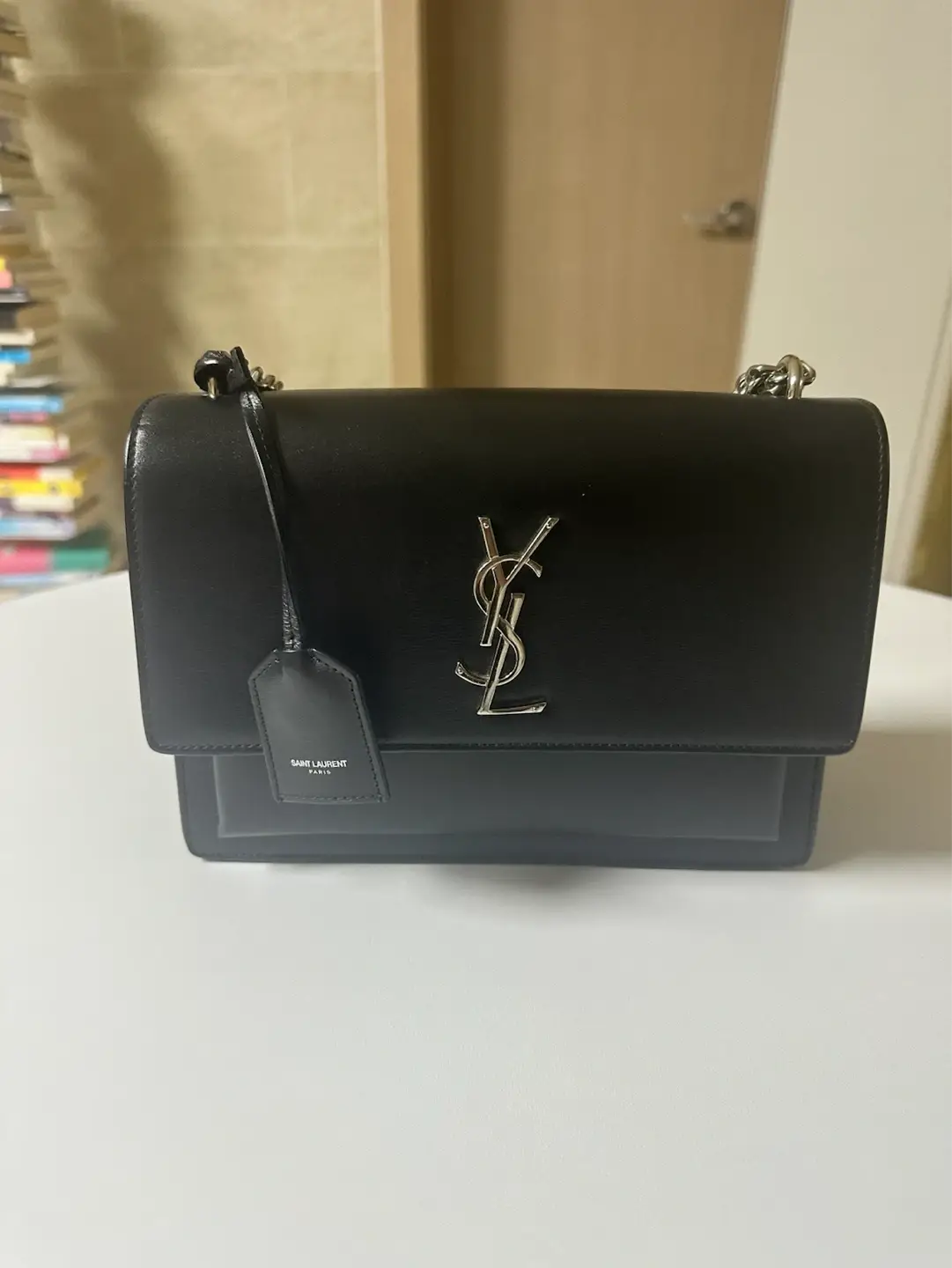 Bolso Saint Laurent Sunset mediano negro con herrajes plateados.
