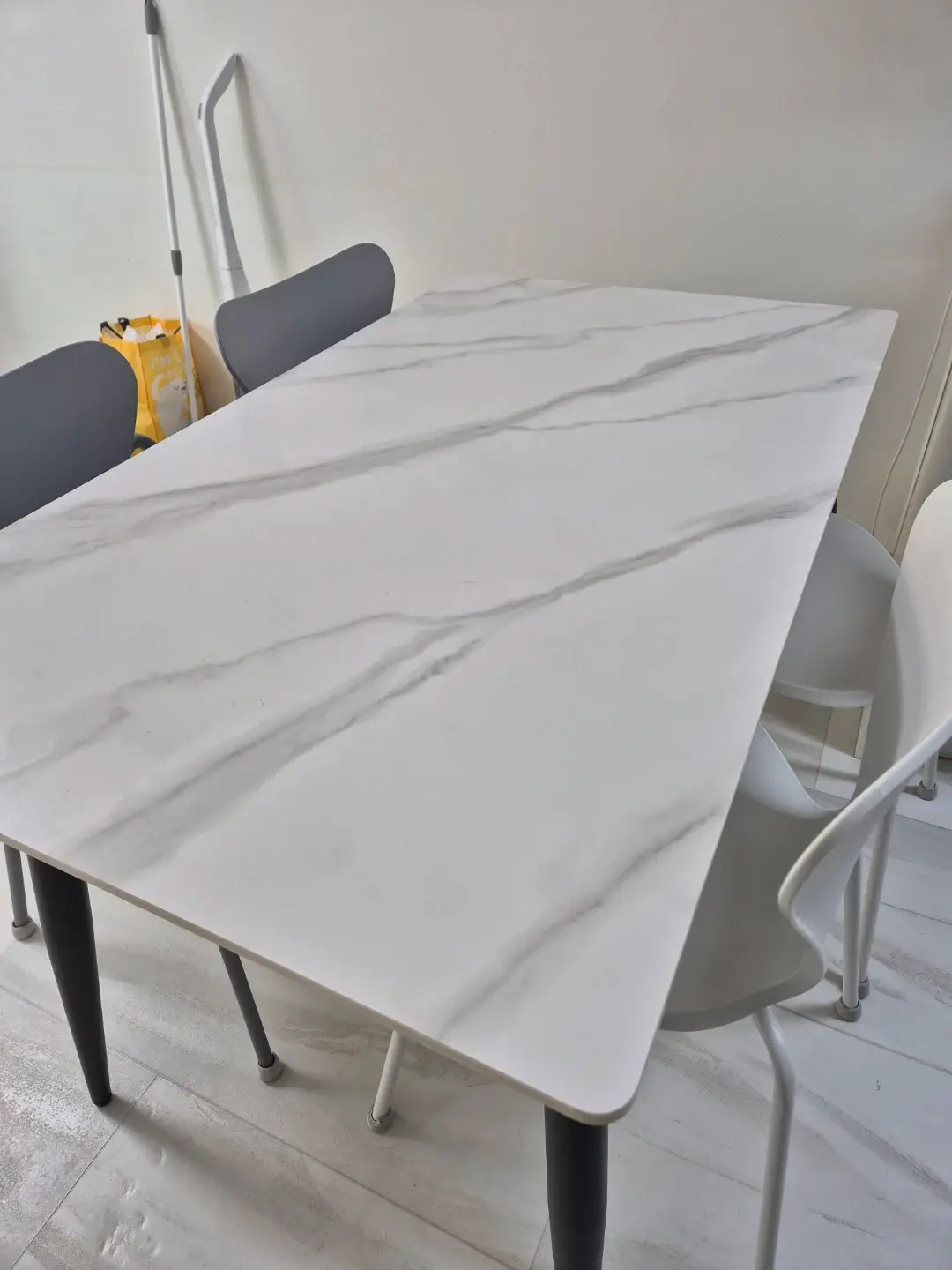 Conjunto de 4 cadeiras de jantar de cerâmica para 4 pessoas.