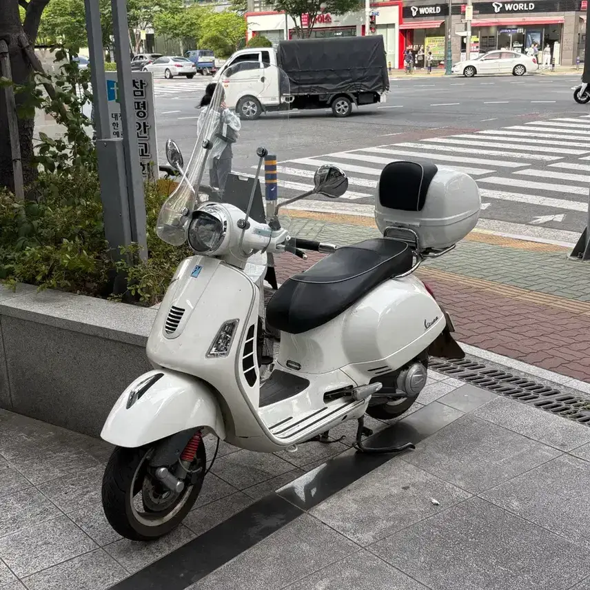 2012 Vespa GTS 125 Liquid-cooled Italian Fit