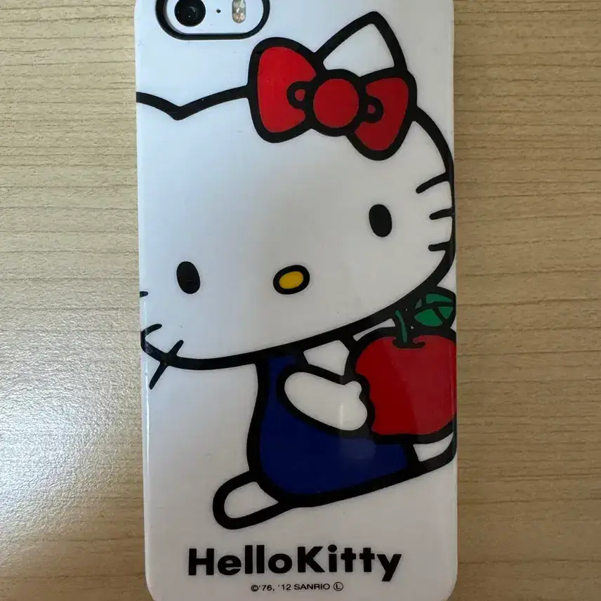 Selling iPhone SE1. Includes 2 Hello Kitty cases.