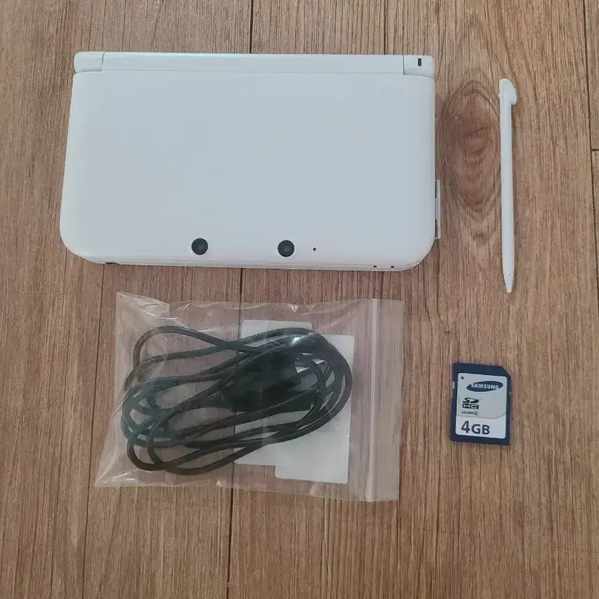 Продаю Nintendo 3DS XL от Pobang (белая, официальная версия).