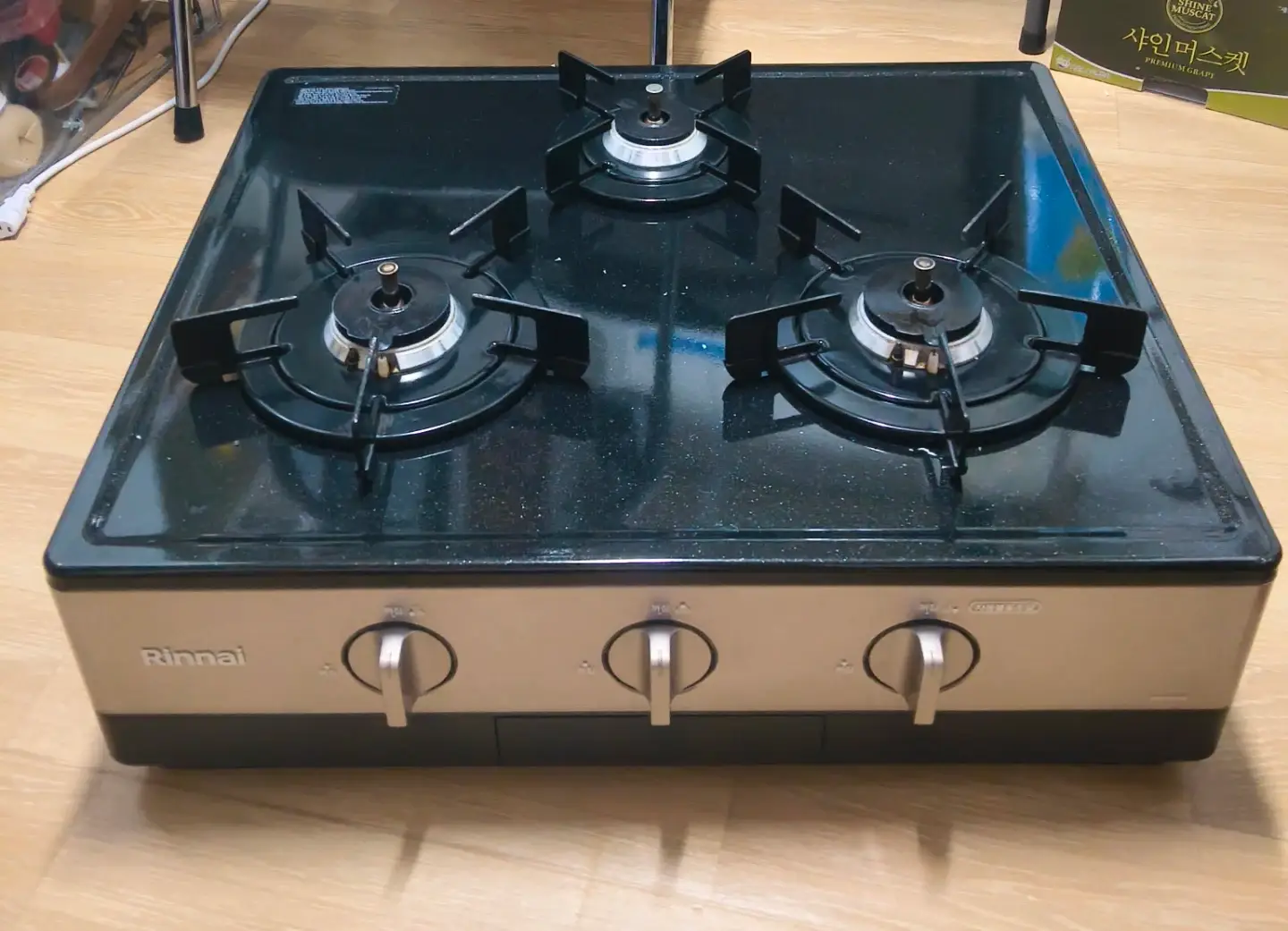 This is a Rinnai 3-burner gas range RTR Y3000. As you can see in the photos, it is clean. It is a us