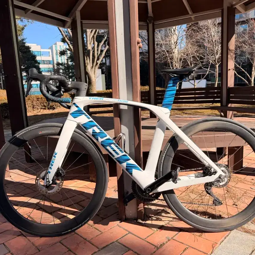 Trek Madone SLR9 Segafredo สีน้ำเงิน