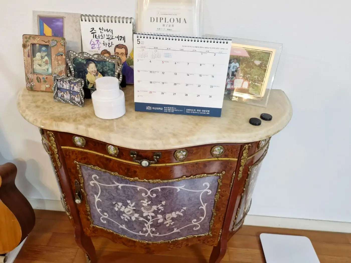 Please refer to the sales post for Italian masterpiece console, living room cabinet, and dish cabine