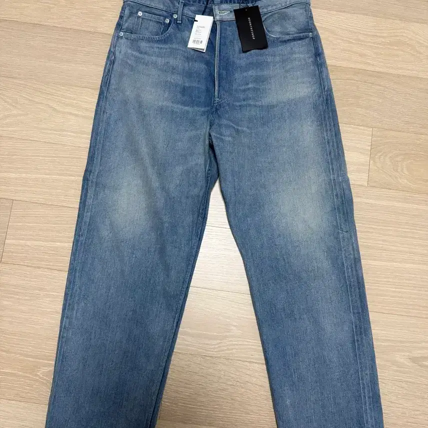 Quần jean denim Auralee Selvedge màu sáng nhạt, size 5 (25SS).