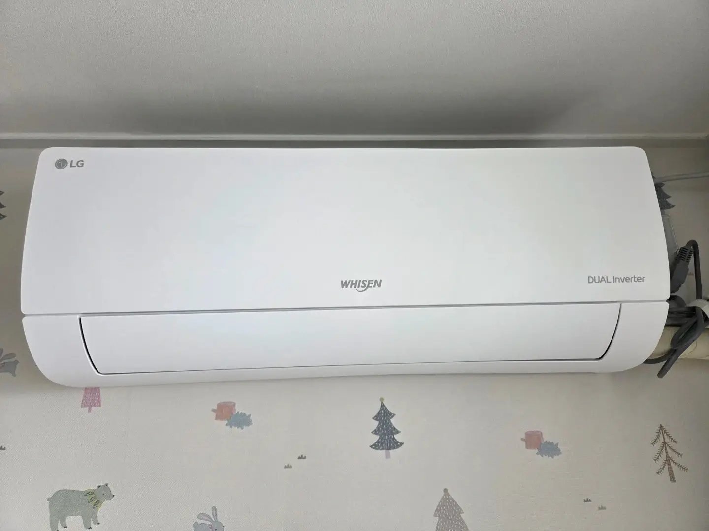 LG Whisen Dual Inverter Wall-mounted Air Conditioner available for 70,000 won.