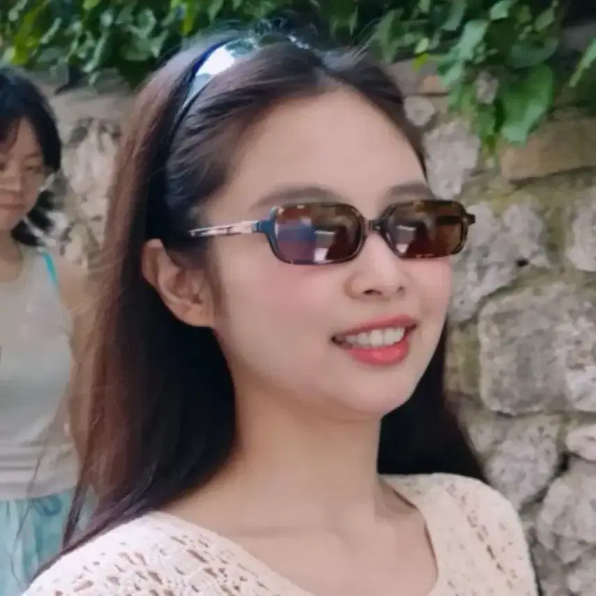 Kính râm Miu Miu Jennie màu đen