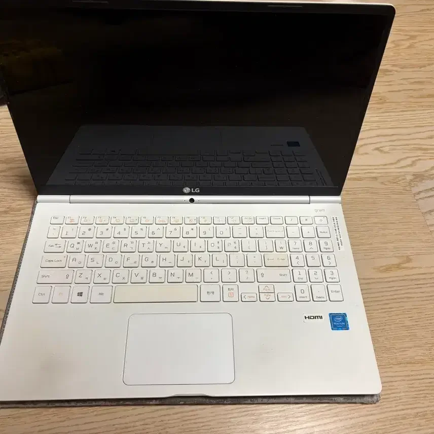 16年LGグラムノートパソコンホワイト中古15 3インチ