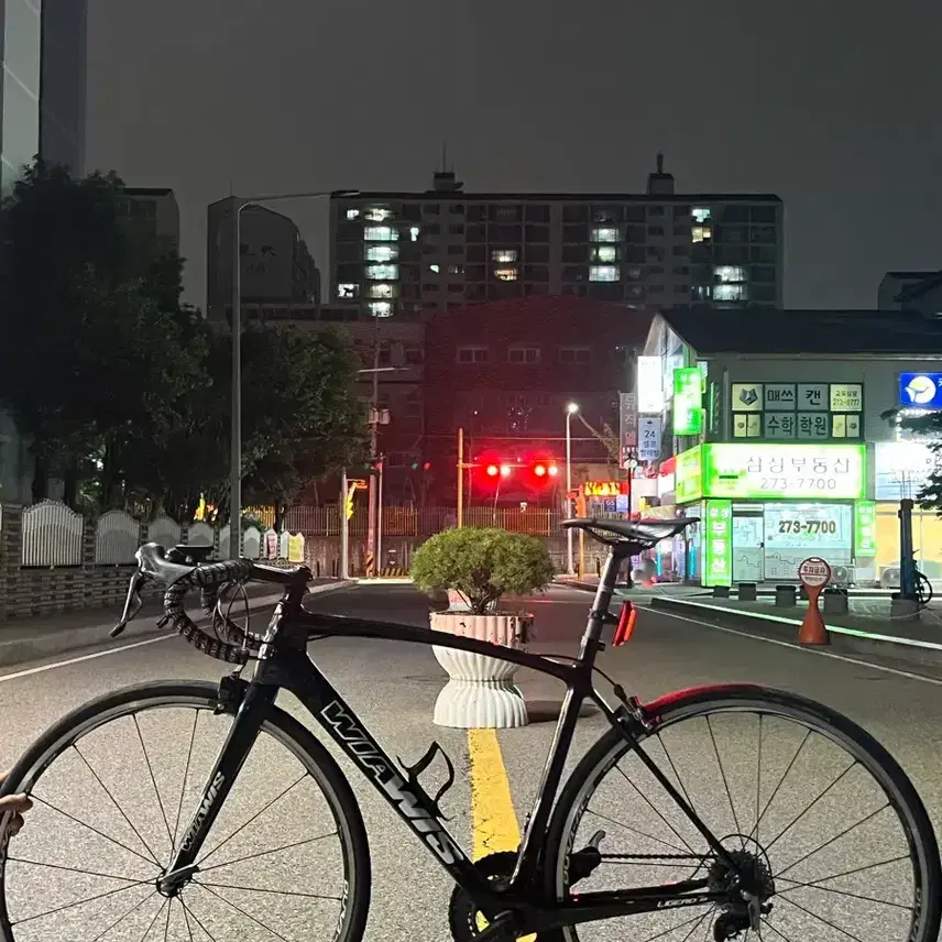 Wiawis Rezero 9 Full Carbon Road Bike for quick sale. Trade in full suspension.