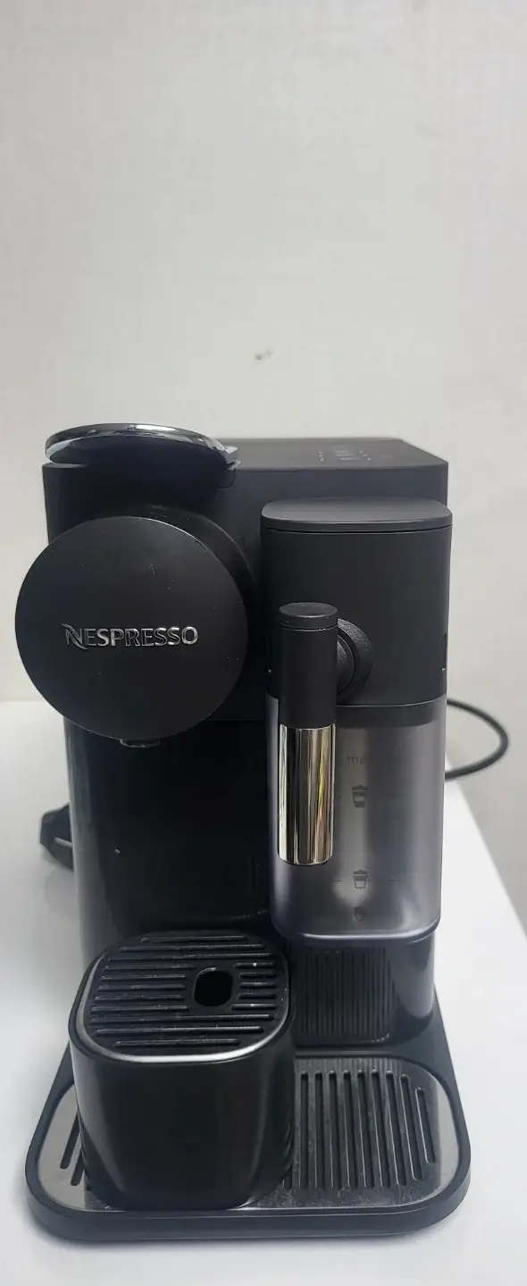 Máquina de café Nespresso Lattissima One Black