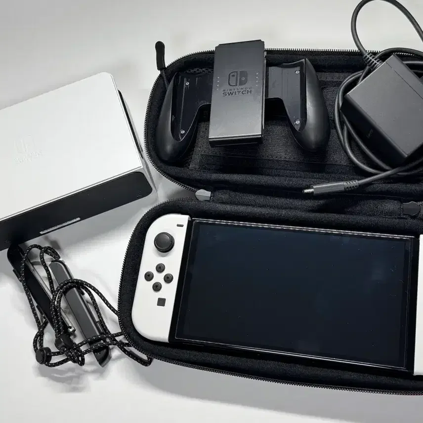 ニンテンドースイッチOLEDホワイトポーチ