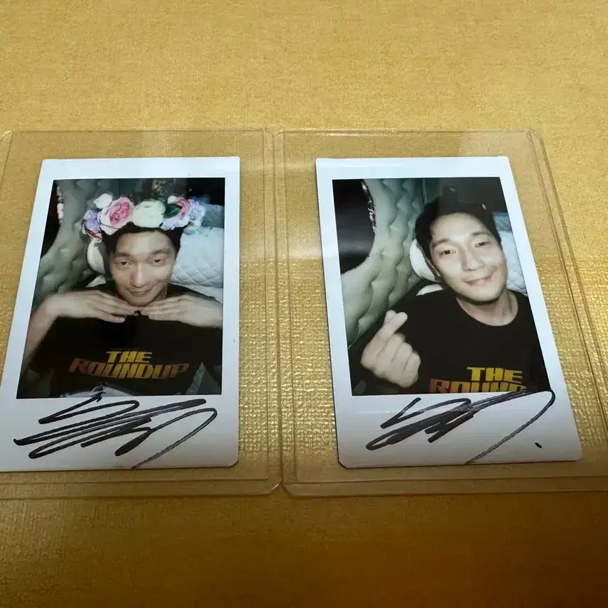 Foto Polaroid bertanda tangan Son Seok-gu