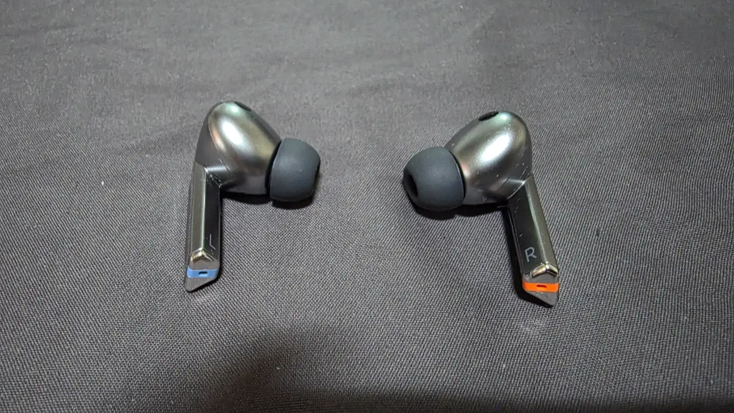 Наушники Samsung Galaxy Buds 3 Pro серебристого цвета
