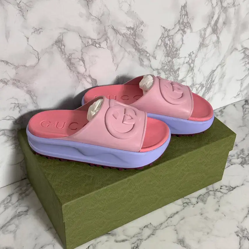 37 240 Gucci Interlocking Rubber Slippers