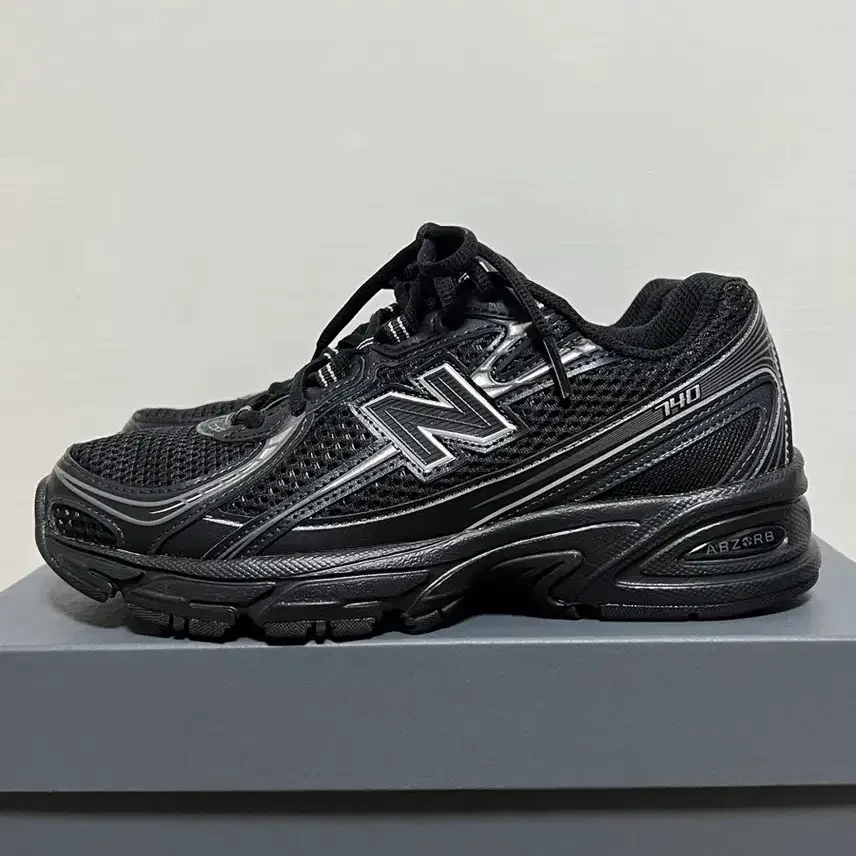 뉴발란스 740 블랙실버 235 택만뜯은 새제품