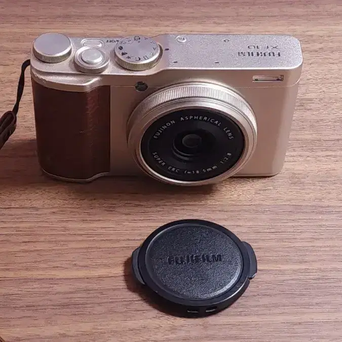 Fujifilm XF10 Champagne Gold 1442 Shots Box Included