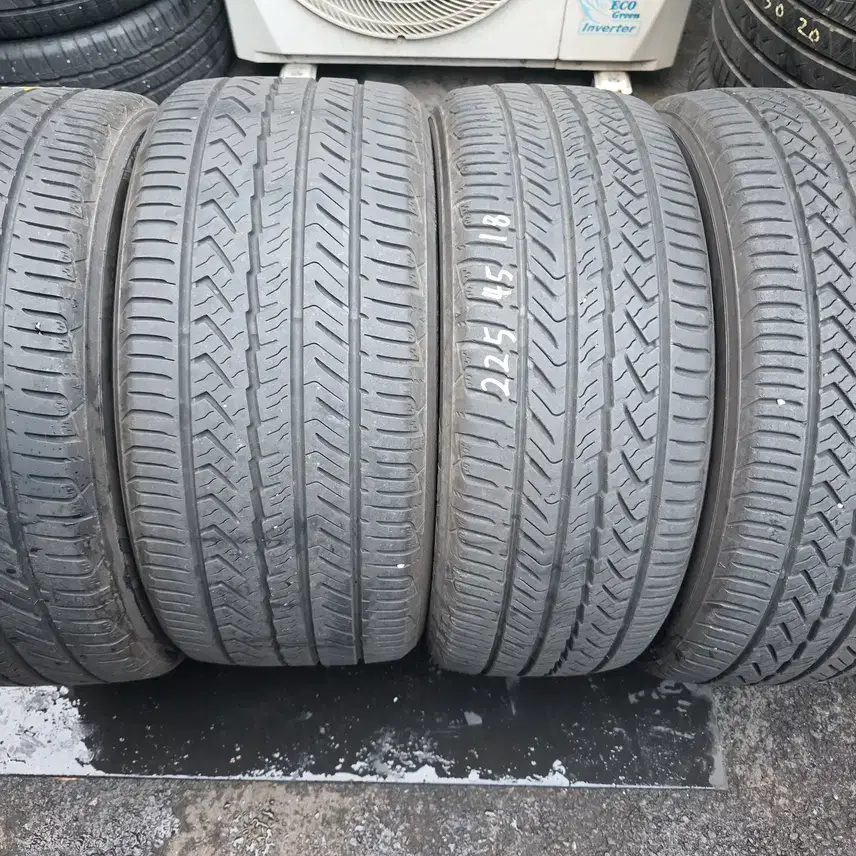 طقم كامل من إطارات يوكوهاما أدفان سبورت بمقاسات 225/45/18 و 255/40/18